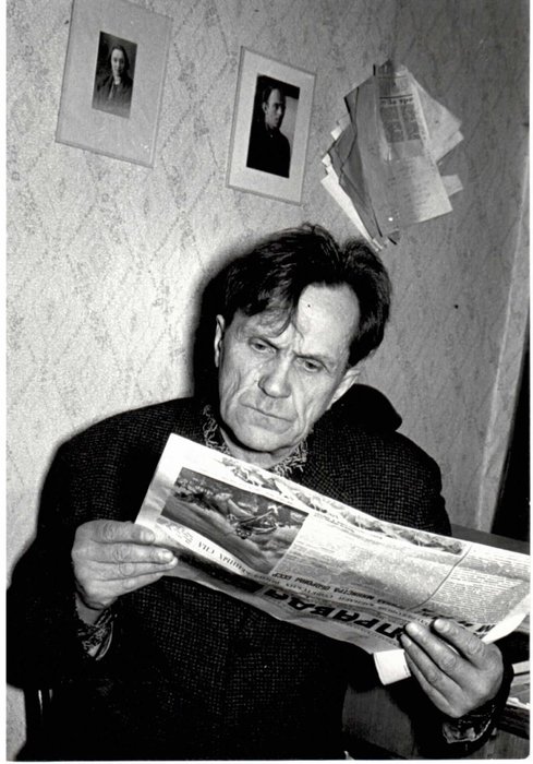  Шаламов читает газету (фото для журнала «Юность» 