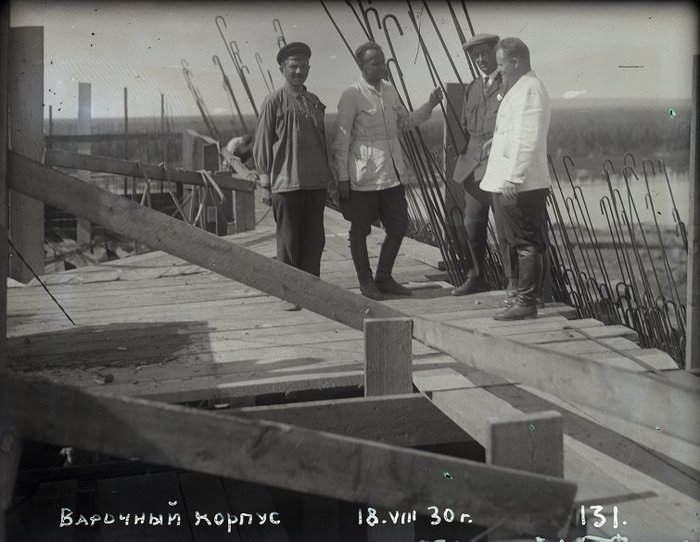 Группа людей на крыше варочного корпуса 18 августа 1930 года
