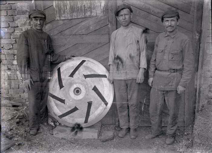 Рабочие около диска корообдирки в древесном отделе 1930-е годы
