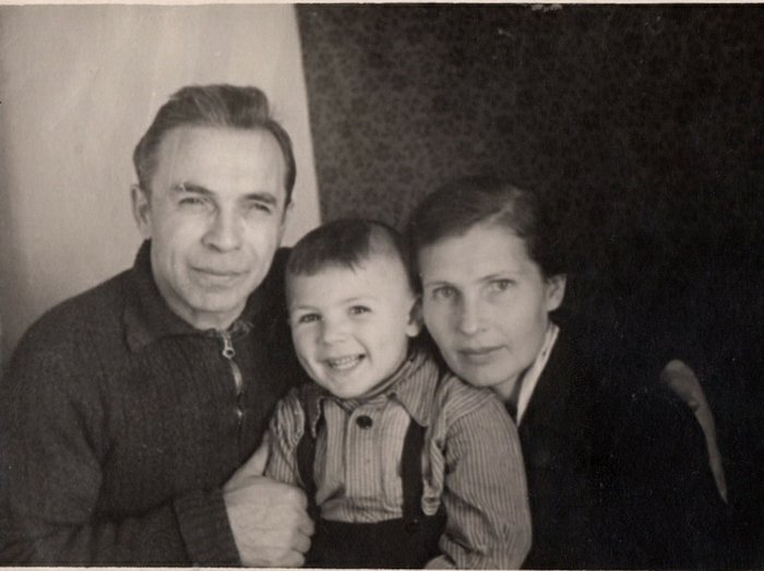 А.З. Добровольский и Е.Е. Орехова-Добровольская с сыном Максимом. Колыма.1958 г.