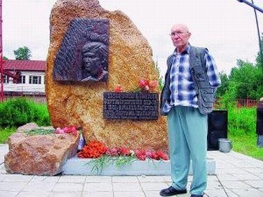 Скульптор Рудольф Веденеев у памятника Шаламову в Красновишерске