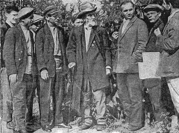 И. В. Мичурин со своими помощниками в питомнике его имени