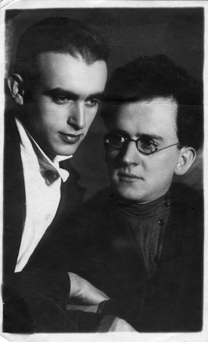 Аркадий Маркович Шумский (справа)