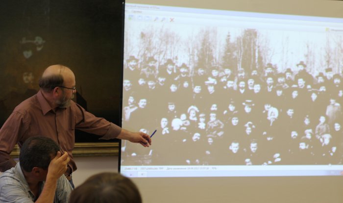 Демонстрация фотографии, на которой запечатлён Игнатий  Корнильевич Гудзь