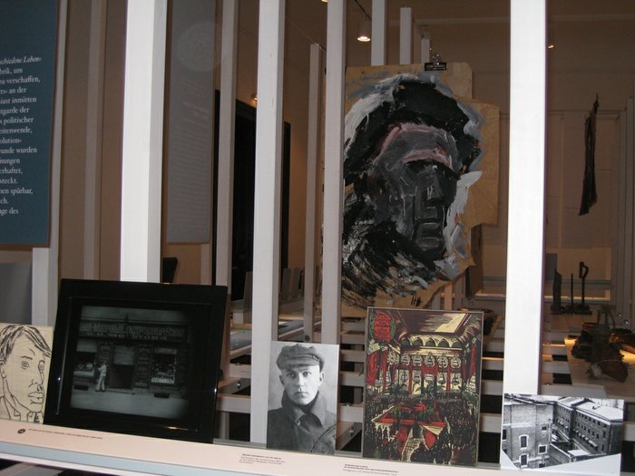 Фрагмент экспозиции. Шаламов в 20-е годы. На заднем фоне - портрет Шаламова, автор Николай Наседкин.