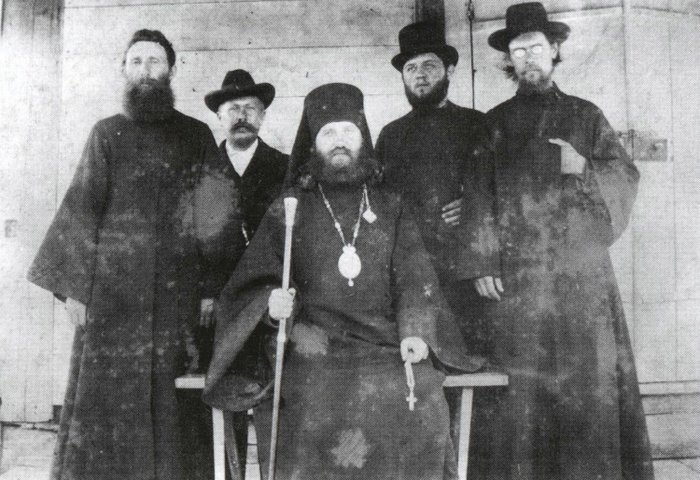Тихон Шаламов в группе священников на Аляске (крайний справа) В центре - будущий патриарх Тихон (Белавин). 1901 г.