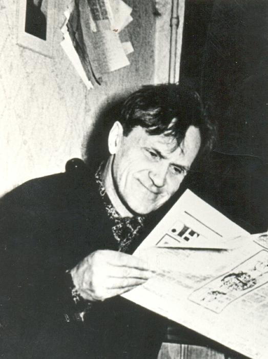 Шаламов читает газету