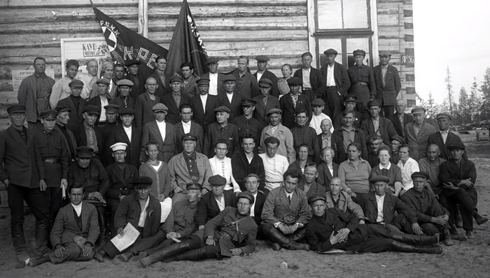 Рабочие и служащие ВИШХИМЗ с флагами около здания клуба 20 июня 1931 г. Во втором ряду четвертый слева сидит И.Г. Филиппов.