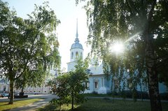 Вид на Кремлевскую площадь Вологды из-за церкви Александра Невского