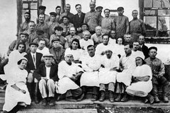 Варлам Шаламов в группе медработников у больницы на Беличьей