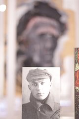 Фрагмент экспозиции. Фотография Шаламова с экзаменационного листа, 1926 г., на фоне портрета Шаламова (Николай Наседкин)