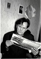 Шаламов читает газету «Правда»
